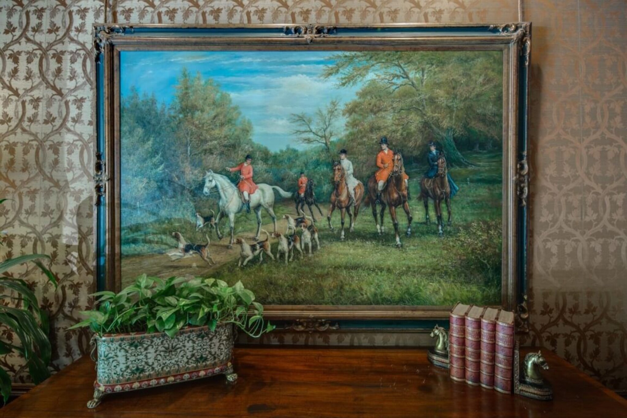 Painting of english husntmen on their horses at the entrance