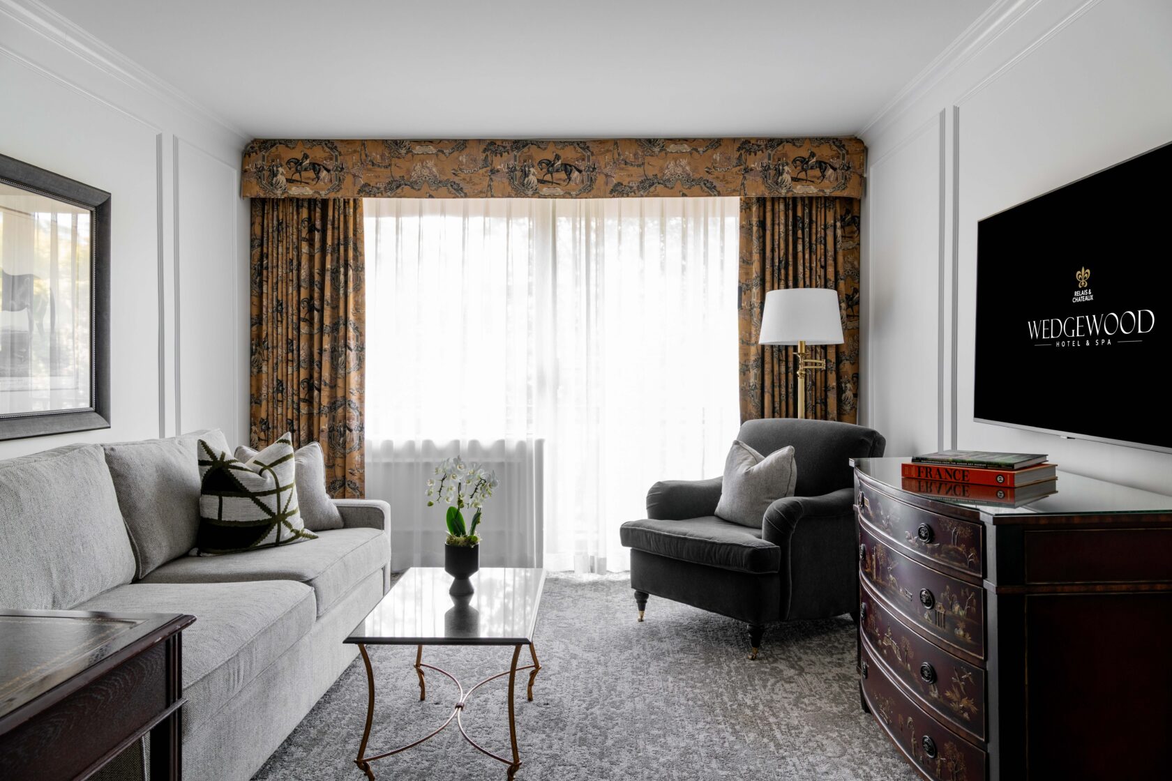 Wedgewood Suite Living Room with Private Balcony