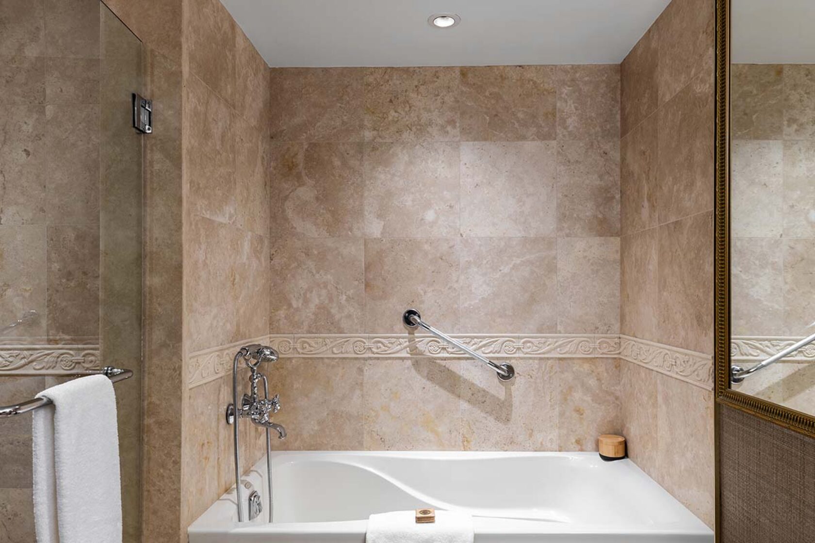 DSDDF-DeluxeSuiteTwoDoubles-BathroomTub