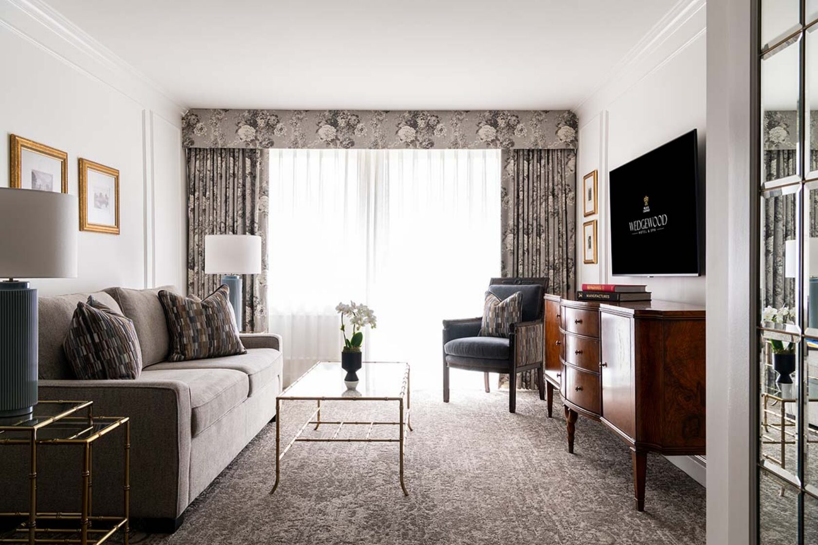 DSKF-DeluxeKingSuite-LivingRoom